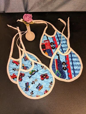 Babero de bebé Wendy's estilo vintage acolchado de algodón, trenes Foto 1 de 4