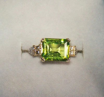 Anillo de compromiso de peridoto y diamantes corte esmeralda de 3,25 quilates acabado en oro amarillo de 14 quilates Foto 1 de 4