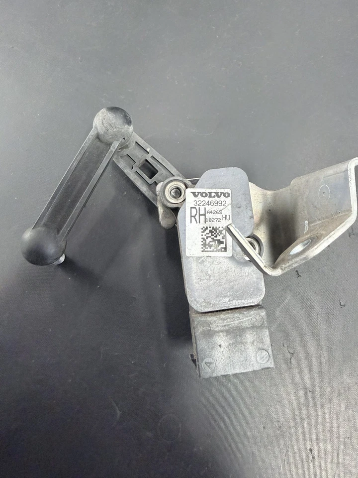 Sensor de posición de nivel de faro delantero derecho Volvo 32246992 XC90 XC60 S90 S60 V60  Foto 1 de 4