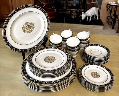 Wedgewood Bone China, hermoso Runnymede azul oscuro, juego de vajilla de 8.   Foto 1 de 4