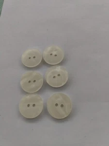 6 BOTONES VINTAGE DE PLÁSTICO NACARADO BLANCO ROTO BLANCO 2 AGUJEROS WH14 - Imagen 1 de 3