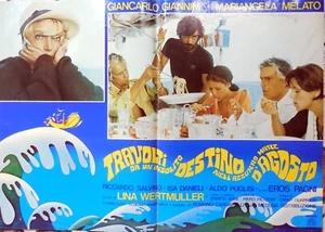 fotobusta lobby card Travolti da un insolito destino nell'azzurro mare d'agosto  - Picture 1 of 1