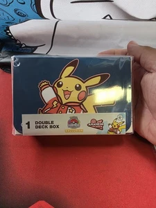 Pokemon Campeonato Mundial 2025 Exclusivo Caja Doble Deck - Varsity Pikachu - Imagen 1 de 2