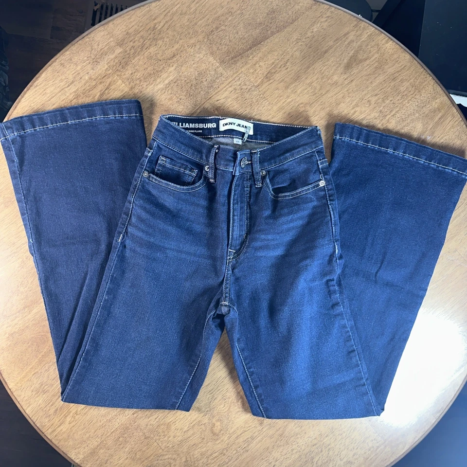Pantalones de mezclilla DKNY Williamsburg tiro alto acampanados lavado oscuro para mujer 2/26 28” entrepierna Foto 1 de 4