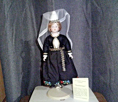 Muñeca de porcelana vintage hecha a mano The Icelandic Costumes Skautbuningur de Solarfil Foto 1 de 4