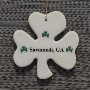 Trébol de la Suerte Día de San Patricio Sabana, GA Cerámica Árbol de Navidad Adorno 2.5" - Imagen 1 de 3