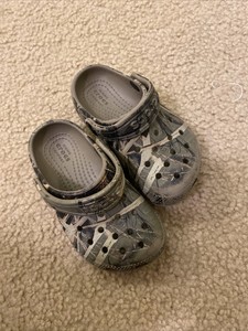 infant crocs camo