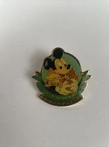 SPILLA VINTAGE WALT DISNEY WORLD ~ TOPOLINO ~ 1993 ORSACCHIOTTO E BAMBOLA CONVENZIONE - Foto 1 di 4