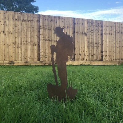 METAL RUSTIC  Lest We Forget Soldier GARDEN DECORATION CHRISTMAS PRESENT GIFT - Image 1 of 4