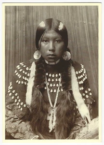 Dusty Dress Kalispel Indianerin Postkarte Foto 1910 Repro 1994 - Bild 1 von 2