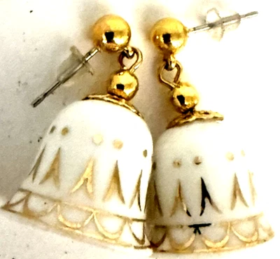 Aretes perforados campana de Navidad de porcelana blanca y dorada vintage Avon de 1 1/4" Foto 1 de 4