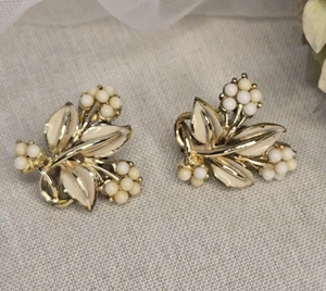 Vintage Coro Ohrclips goldfarben weiß Blumen Emaille Blatt gebraucht Schmuck - Bild 1 von 7