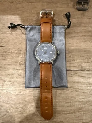 Reloj de cuarzo Shinola Runwell esfera azul claro correa de cuero marrón 1069 47 mm Foto 1 de 4