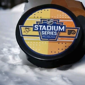 2019 STADIUM SERIE PITTSBURGH PINGUINS VS PHILADELPHIA FLYER NHL PUCK 🙂 🙂 - Bild 1 von 2