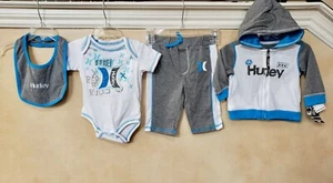 $42 Nuovo con etichette Hurley SET 4pz T-shirt Pantaloni Giacca 3 6 9 Mon Cotone Bianco Blu Grigio - Foto 1 di 5
