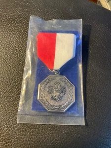 NOS Vintage BOY SCOUTS OF AMERICA Gold Contest Award MEDAL PIN BSA #5110 - Picture 1 of 2