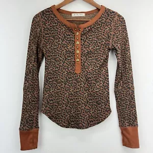 We The Free People size XS Women’s Brown Leopard Everest Waffle Knit Henley Top - Picture 1 of 8