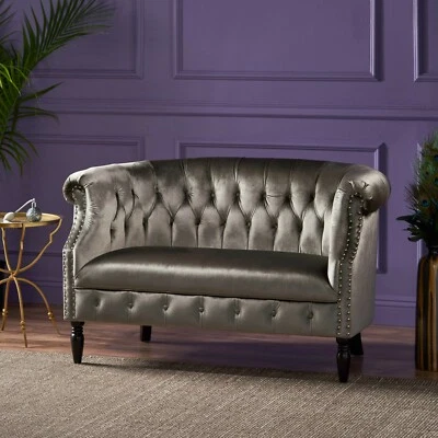 Sofá de terciopelo con brazo de desplazamiento acolchado con botones Melaina Chesterfield con borde de cabeza de clavo Foto 1 de 4