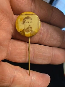 VINTAGE PIN BUTTON UNKNOWN SUBJECT VERY NICE - Picture 1 of 2