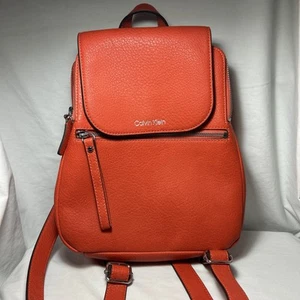 SAC À DOS À RABAT CALVIN KLEIN REYNA NOUVEAUTÉ NOIR MANDARINE - Photo 1/8
