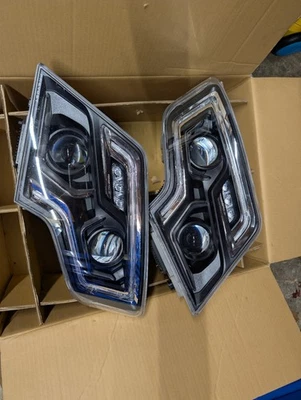 Juego de faros delanteros completos LED PREVOST H3-45 2024 930028 + 930027 Foto 1 de 4