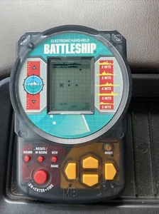 Hand Held Battleship Electronic Travel Game Milton Bradley MB 4633 1995 TESTED - Picture 1 of 4