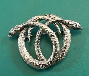 Broche prendedor vintage doble serpiente enrollada verde estrás ojos figurativo tono plata - Imagen 1 de 5
