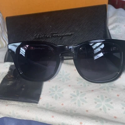 Gafas de sol SALVATORE FERRAGAMO SF1057S marco negro lentes negras con estuche Foto 1 de 3