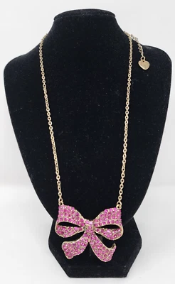 Collar Betsey Johnson Caliente Cristal Rosa Estrás Arco Cinta Tono Dorado Colgante Foto 1 de 4