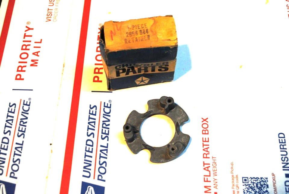 Nuevo de Lote Antiguo Mopar 1970 Plymouth Plumero Dodge Dardo Cuerno Retenedor Central 2996884 Foto 1 de 1
