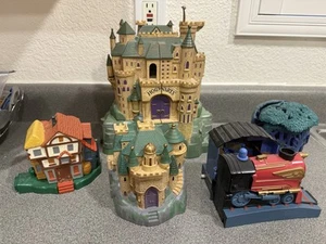 Lotto 5 pezzi vintage HARRY POTTER POLLY POCKET HOGWARTS CASTLE PLAYSET 2001 senza persone - Foto 1 di 6