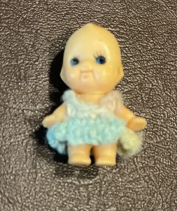 Mini Kewpie Gummi Puppe 2" blaue Augen beweglicher Kopf Vintage hausgemacht blau gestrickt - Bild 1 von 3
