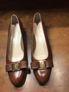 Salvatori Ferragamo Vara braune Pumps mit Schleifeprägung, 8,5 AA - Bild 1 von 11