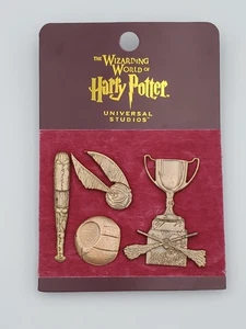 Wizarding World of Harry Potter Quidditch Set Attrezzatura 4 Pin Universal Studios - Foto 1 di 2