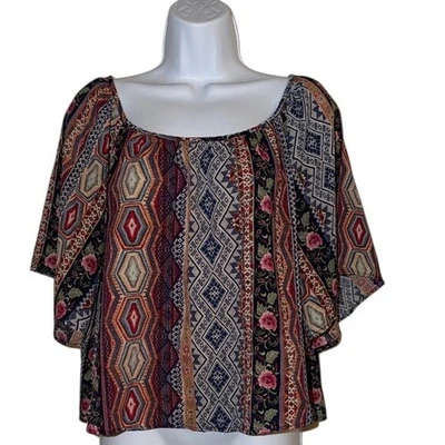 Top para mujer Forever 21 Contemporay estampado geométrico multicolor fuera del hombro, mediano Foto 1 de 4