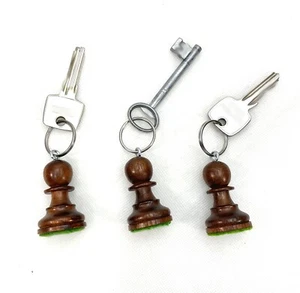3x Schlüsselanhänger echte Schachfigur AKAZIENHOLZ Indien Handmade Bauer Hotel - Bild 1 von 4
