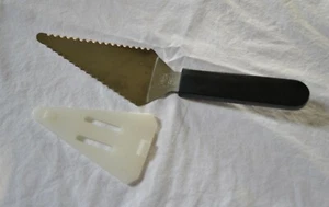 Pampered Chef Perfect PIE & CAKE SLICER - Serrated Wedge-Shaped SLICE 'N SERVE® - Picture 1 of 3