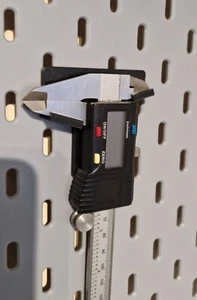 Robuster Skadis Messschieber Halter – Kompatibel mit Skadis Pegboard - Bild 1 von 8