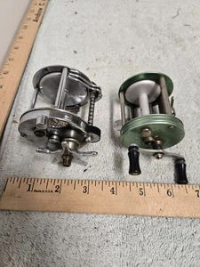 lotto di 2 mulinelli da pesca vintage pflueger, solo pezzi, non datati, 1355 e fidati - Foto 1 di 4