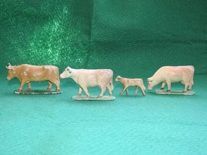 WENDAL TOYS 1948 SOLID ALUMINIUM BULL & CALF WITH 2 1940s QUIRALU COWS - Foto 1 di 7