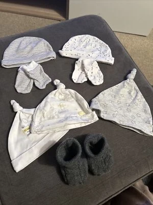 Usado - Excelente Estado - Paquete de Sombrero y Mitones y Botas para Bebé - 0-3 Meses Foto 1 de 4