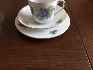 English Country Garden Violets Trio Tea Service Victoria China c1970 - Foto 1 di 7