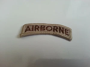 Neu unveröffentlichter militärischer Überschuss luftgestützter Tab kleiner wüstenbrauner Aufnäher - Bild 1 von 2