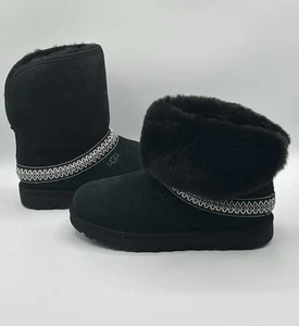 New UGG Classic Short Crescent Boots in Black Women's Size 8,39 Sheepskin - Picture 1 of 9