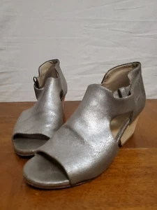 Eileen Fisher Iris Sandal Pewter Silver Cutout Leather Peep Toe Wedge Size 8.5 - Picture 1 of 6