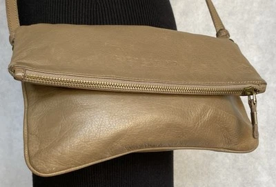 Bolso sin asas bandolera plegable de cuero granulado suave topo LIEBESKIND Berlin Foto 1 de 4