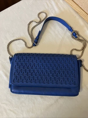 Bandolera Stuart Weitzman Corte Láser Cuero Azul Plata Caja Cadena Foto 1 de 4