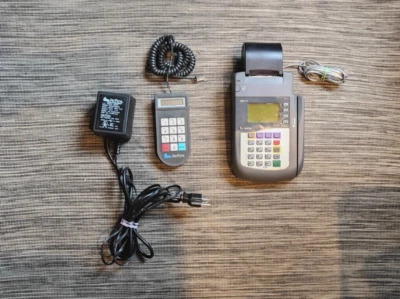 Verifone Omni 3200 Portátil LCD Tarjeta de Crédito Terminal de Pago Teclado Adaptador de Alimentación Foto 1 de 4
