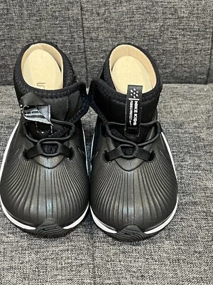 Botas informales Nike para niños pequeños Binzie (TD) talla 5C impermeables negras/blancas BQ5382 002 Foto 1 de 4