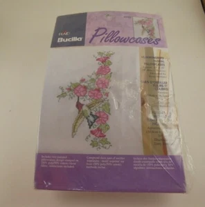 Juego de 2 fundas de almohada florales Bucilla Hummingbird estampadas para bordar sin abrir  - Imagen 1 de 4